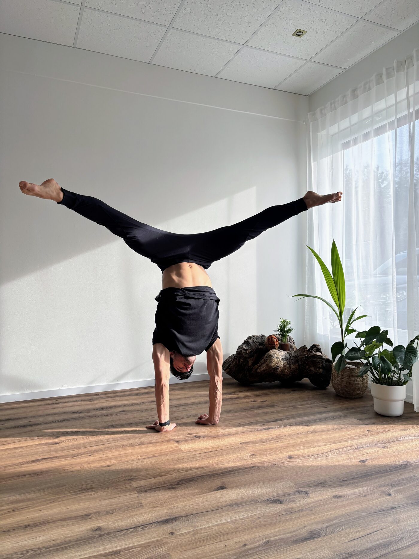 Nils in einer Handstand-Spagat-Position